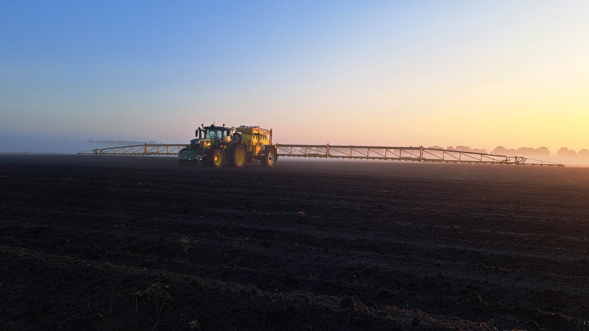Bietenrooier bij avondlicht op het land