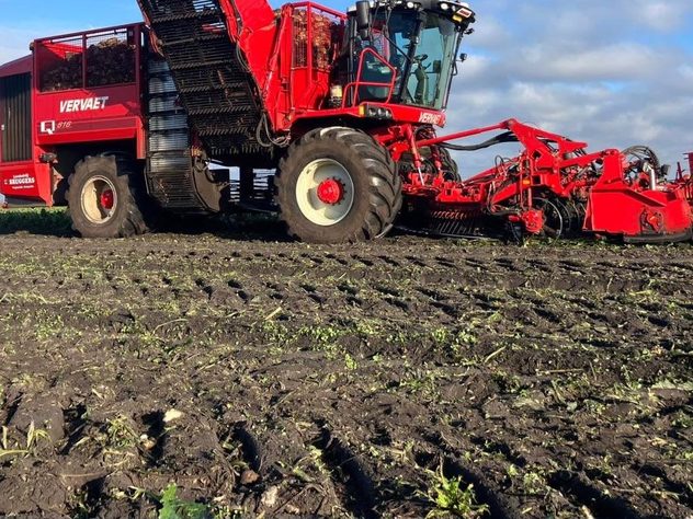 Bietenrooier op het land
